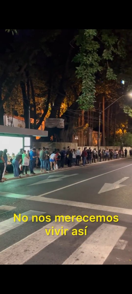 felixdavidoest's tweet photo. Sin sistema de transporte.
Sin sistema de salud.
Sin sistema de educación y menos de calidad.
Vivimos en condiciones infrahumanas. Vivimos humillados y pisoteados.
Queridos jovenes Paraguayos: iSALGAN A VOTAR CARAJO! https://t.co/bKAdFOyvdi