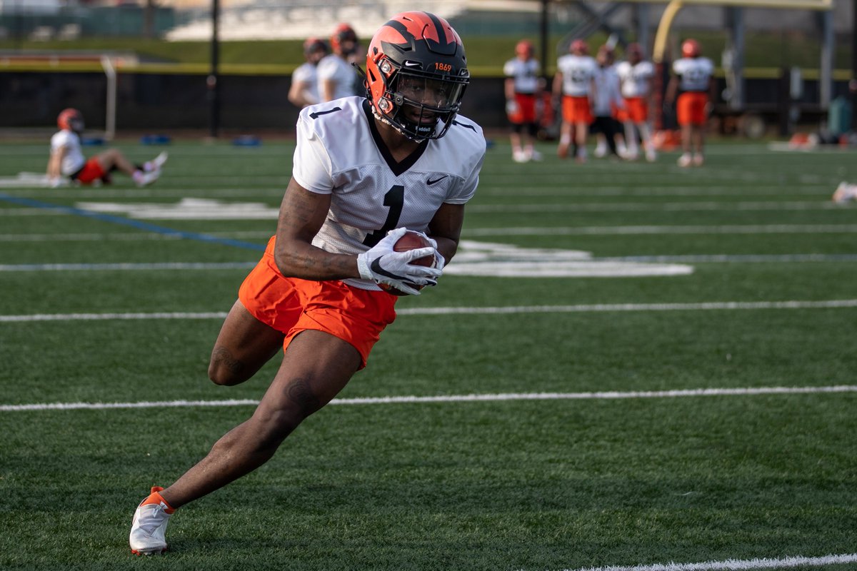 PrincetonFTBL's tweet photo. On Wednesdays, WE WORK❕😤 

#SpringBall | #JUICE 🍊🥤 https://t.co/UvOBmeFEOV