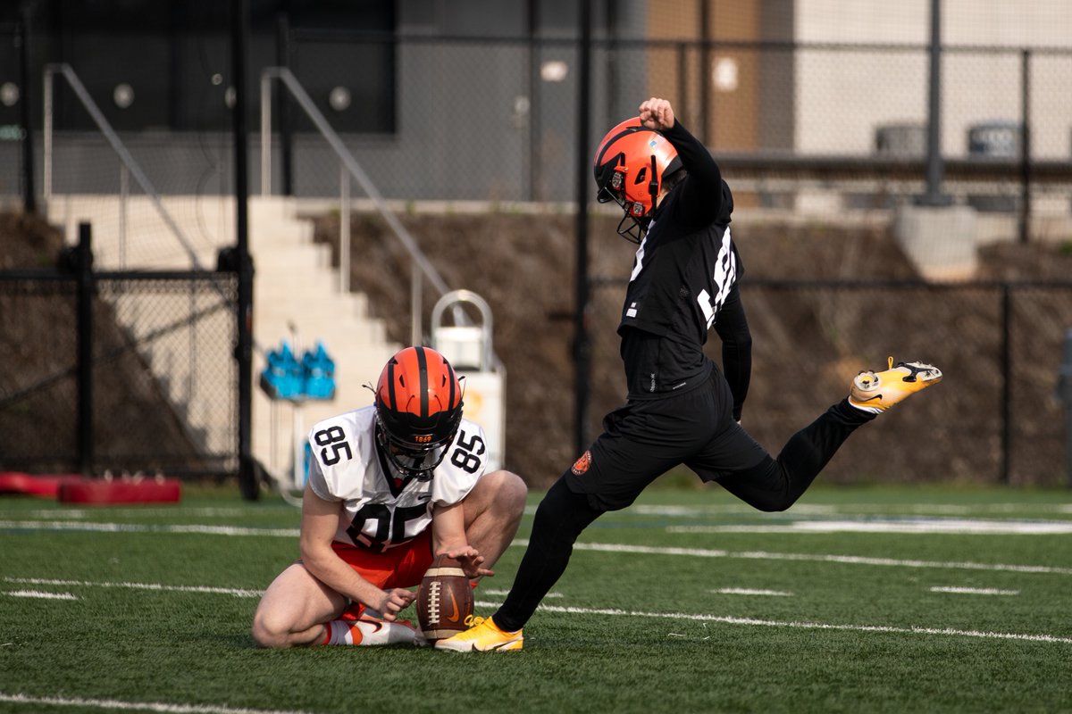 PrincetonFTBL's tweet photo. On Wednesdays, WE WORK❕😤 

#SpringBall | #JUICE 🍊🥤 https://t.co/UvOBmeFEOV