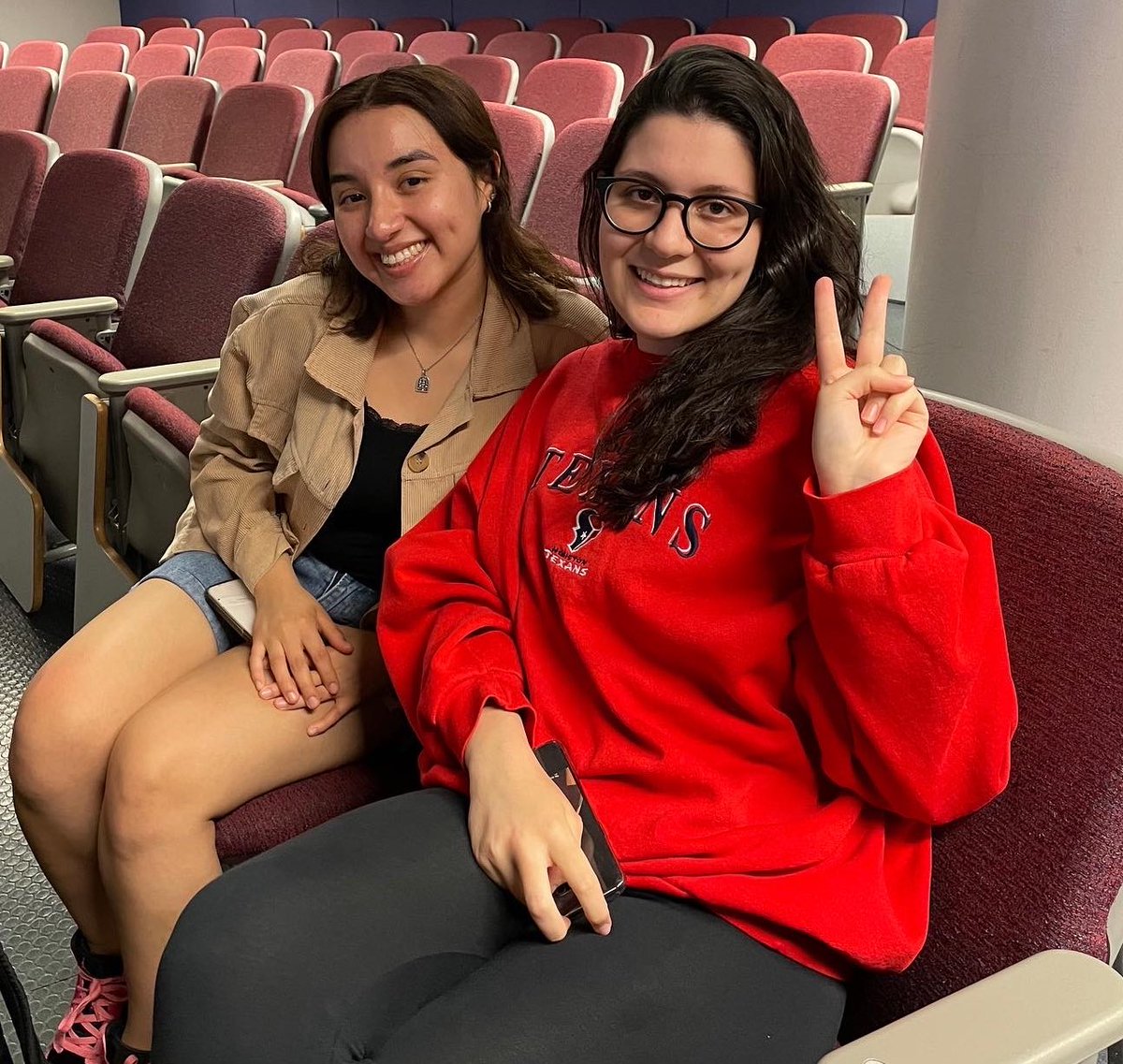 AMAUHMain's tweet photo. We ♥️ our Big and Little program! 👥 We pair new AMA students with more experienced members / officers who help provide guidance, support, and a friendly face at meetings. Learn from the best through our #marketingmentorship ! https://t.co/eAgsOF2xli