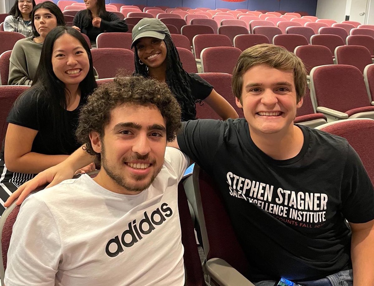 AMAUHMain's tweet photo. We ♥️ our Big and Little program! 👥 We pair new AMA students with more experienced members / officers who help provide guidance, support, and a friendly face at meetings. Learn from the best through our #marketingmentorship ! https://t.co/eAgsOF2xli