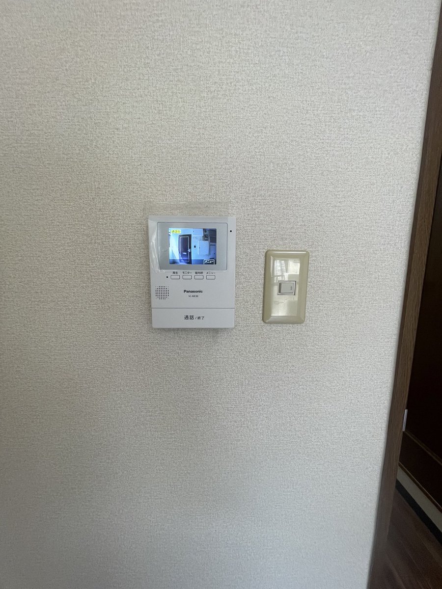 isozumisetsubi's tweet photo. インターホン交換作業完了👷‍♂️
細かい作業もさせて頂きます。

#静岡県 #浜松市 ＃イソズミ設備 #マンション #アパート ＃保守管理 ＃電気工事 ＃電気工事士 https://t.co/44SrUWrFux
