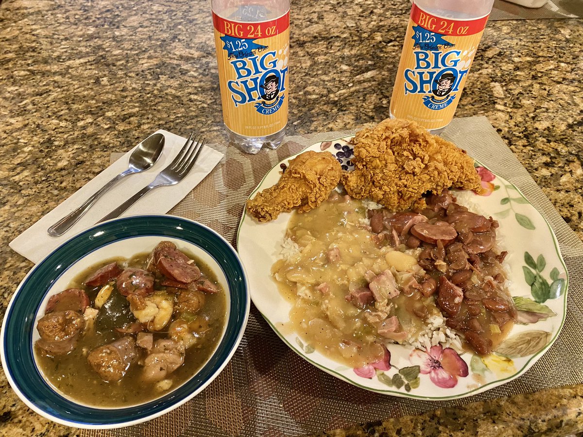 erecasner's tweet photo. The Eldridge Recasner sampler plate #NewOrleansStyle

Couldn’t decide what to have with this @Popeyes chicken between the #Gumbo #RedBeans and #WhiteBeans @CamelliaBeans so I decide to have them ALL😍

I kno yall 👀that Bay leaf in dat Gumbo😜

And YES that’s #Pattons Hot Sausage https://t.co/VVgkR8n2ES