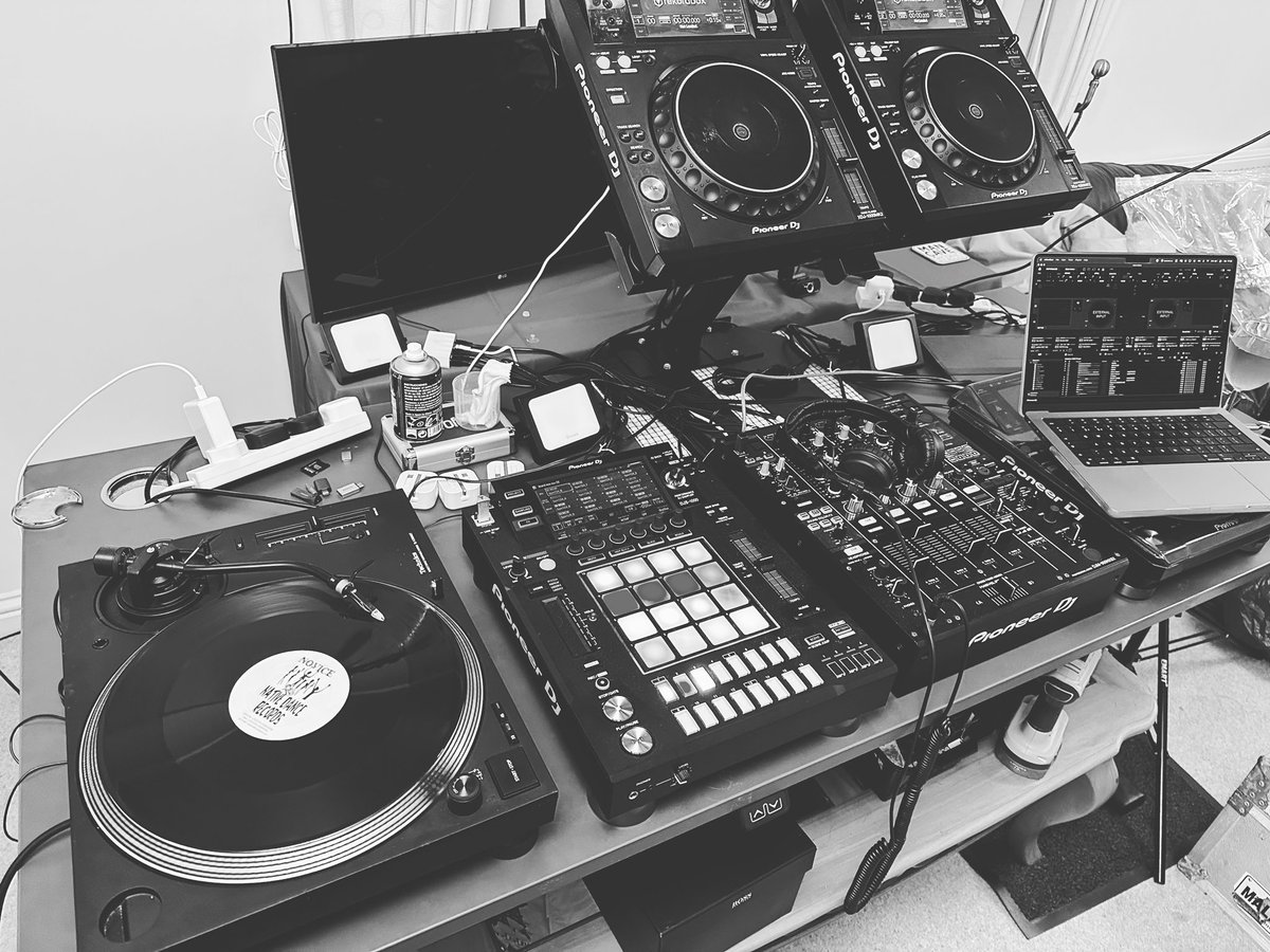 djleejohn's tweet photo. Here’s a naughty little mix from earlier tonight, packed full of back to back bangers… click on the link and enjoy! 🕺🎶🎧🔈

https://t.co/qX3lDPHYgB https://t.co/Iz9sZW4436