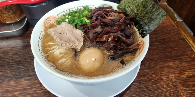 腹ペコです…ラーメン🍜です😆「博多長浜らーめん楓神」さん久訪らーめん(バリカタ)+味玉🥚+きくらげひとススリ…コク深い🐷