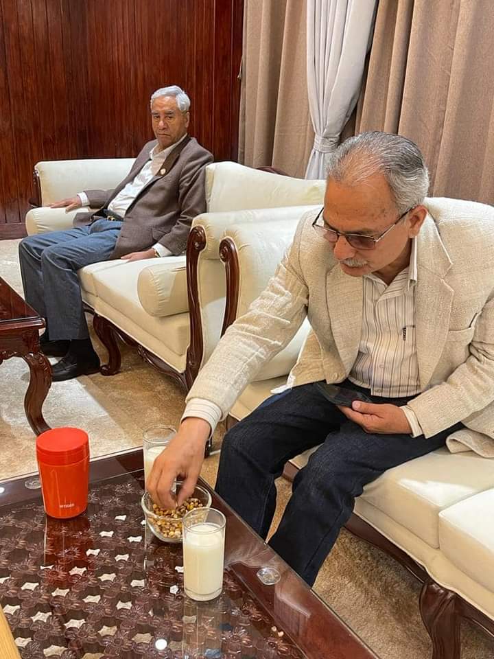 meamreet's tweet photo. देश टाट पल्टिन लागेको हो कि? बालुवाटारमा नयाँ परिकार पाक्न लागेको? कि पालुङटारका भेना औकातमा आएका? https://t.co/0ahJTcZldt