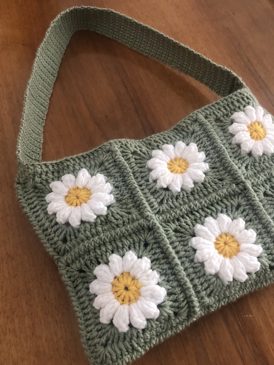 bunu ben ördüm 💁🏻‍♀️🧶🌼👜 

#crochet #handmade #crochetbag #daisycrochet #grannysquare #papatyamotif #tığişi #elörgü #daisybag #yarnlove #yarn #knit #icrochetthings