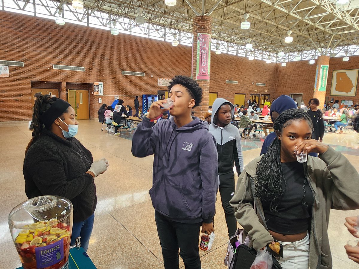 recvrfromtrauma's tweet photo. HealthMPowers came to Stockbridge Middle today to demonstrate how to infuse water. Our students did a great job with assisting me in giving out samples to the students and staff! It's all about healthier options which contribute to wellness! ๐ https://t.co/v50wCcecLg