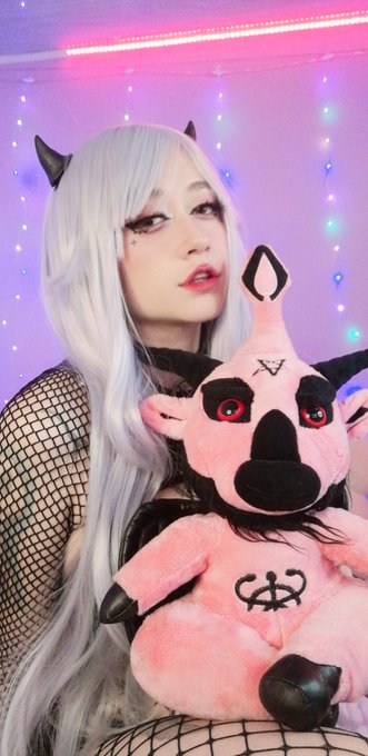 I can be your little devil 😈😈 https://t.co/LV8lw3mzrg