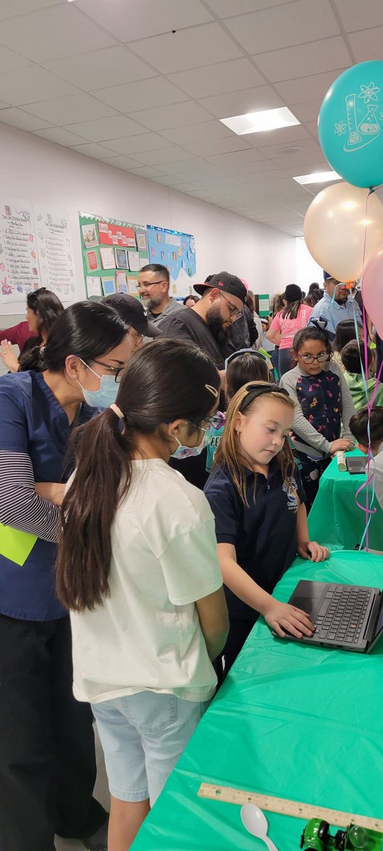 Lcguerra5's tweet photo. STEM Night was a success 😁🙌💙 @MissionValleyES @arivera_alma_MV https://t.co/1cUWSBKLGE