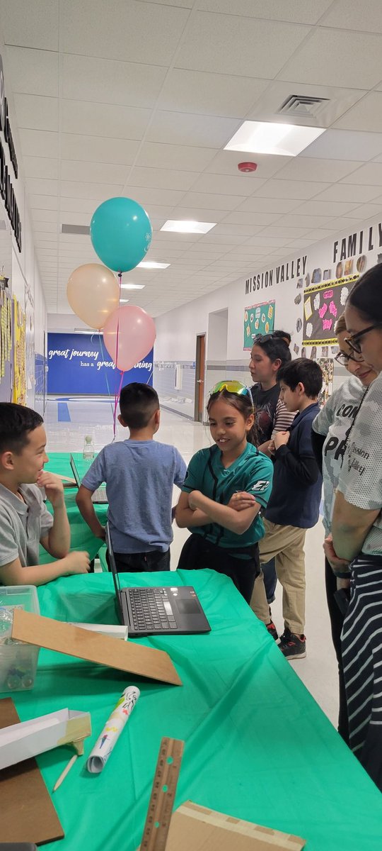 Lcguerra5's tweet photo. STEM Night was a success 😁🙌💙 @MissionValleyES @arivera_alma_MV https://t.co/1cUWSBKLGE