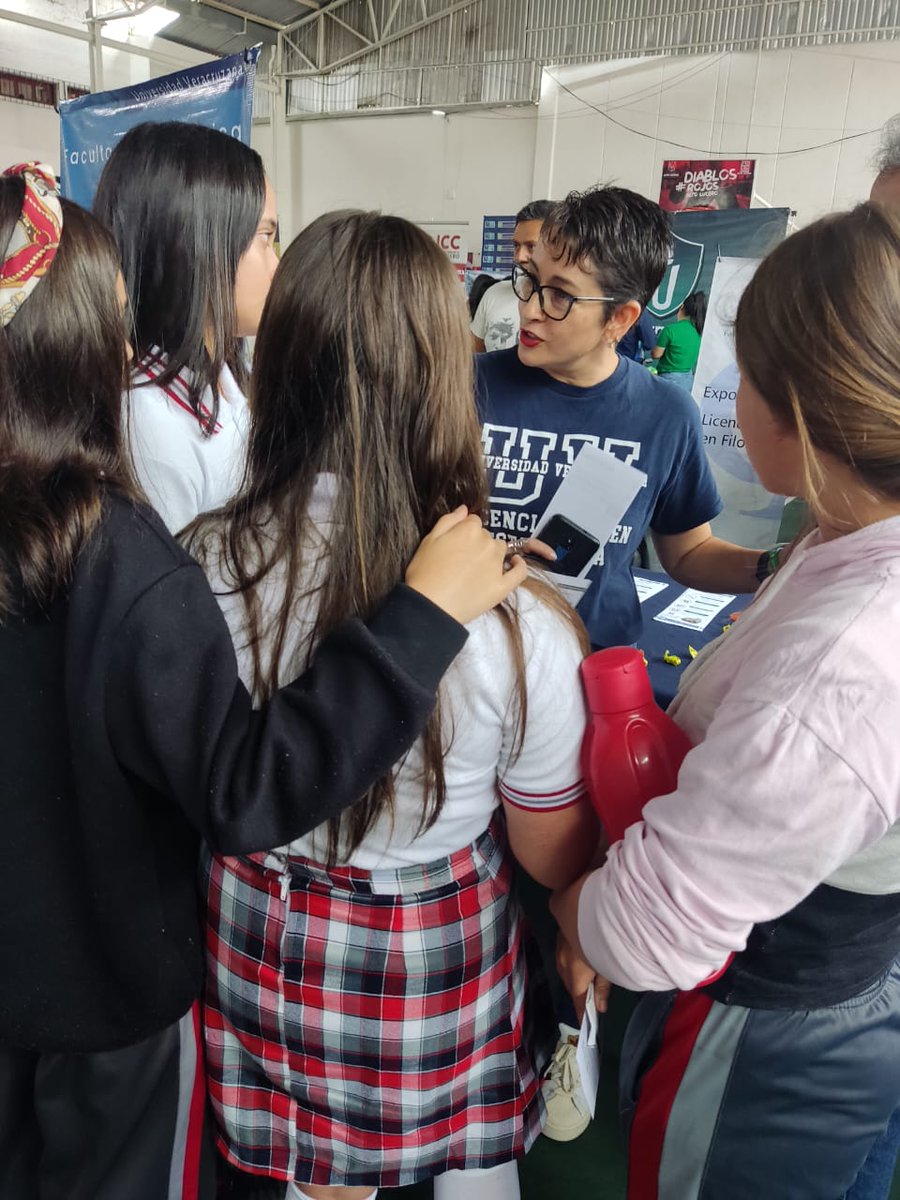 EstadisticaUV's tweet photo. ¡Les compartimos fotos de Expo Orienta en Alto Lucero! 📚

Nos presentamos para compartir nuestra Licenciatura con los estudiantes que acudieron a este evento 🧑‍🏫👨‍🎓 https://t.co/h2kuPKFpxo