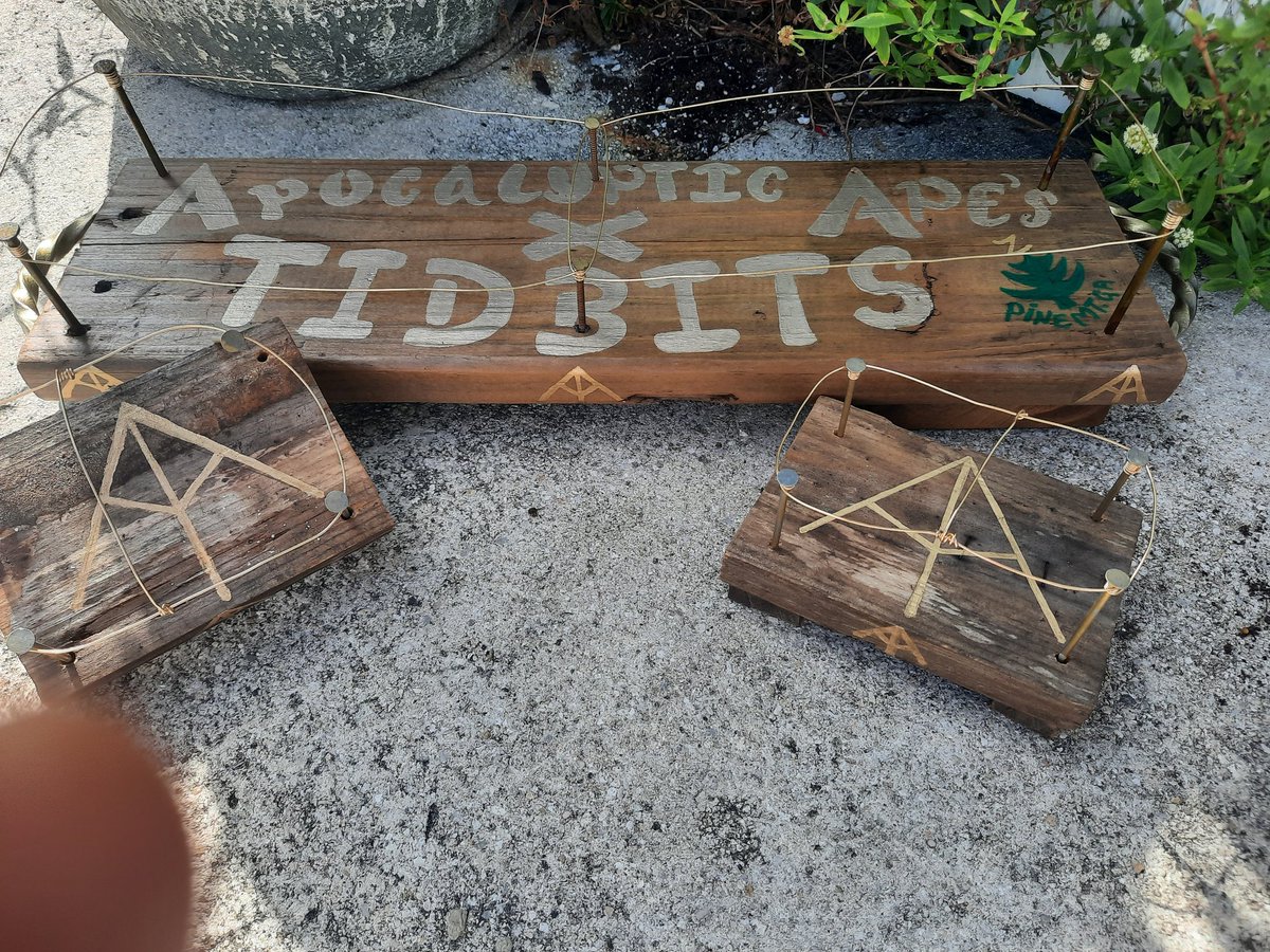 AdrianaPeppers's tweet image. Upon entry at #Tidbits (aka home of the Golden Zinu) in Pine Mt GA you will B welcomed by this happy #AAPES Couple 😃I was inspired, made my friends Custom Golden Sauce Me Caddy&apos;s to house @David_Inu_  #AApeHotSauce at my favorite Burger Joint in GA  🍻