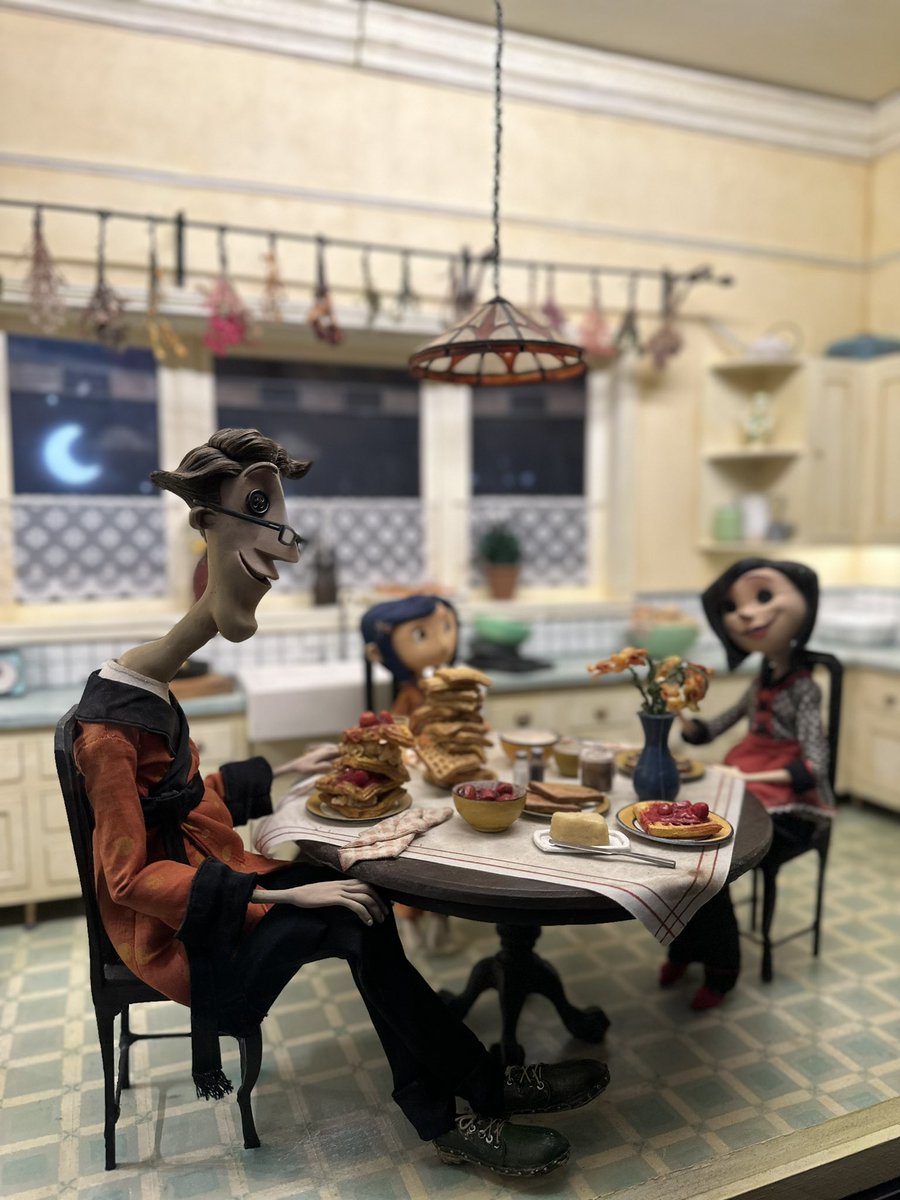 tayl_or_treat's tweet photo. Got to see the actual puppets from the movie Coraline in person this past weekend!!!! 💙💛🖤🧇🪡🧵
#museumofmovingimage #coraline #laika #laikastudio https://t.co/GDCvo2l8Fh