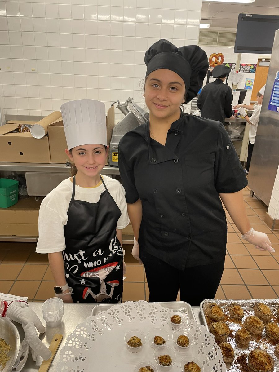 5starcafeFHS's tweet image. Congratulations all of the participants of the Future Chefs Challenge! Thank you @sodexoUSA for asking us to give a helping hand, and we hope to see these young chefs in our culinary program in the future! #frhsd #littlechefs #cte #skillsusa #futurechefs #freeholdfamily