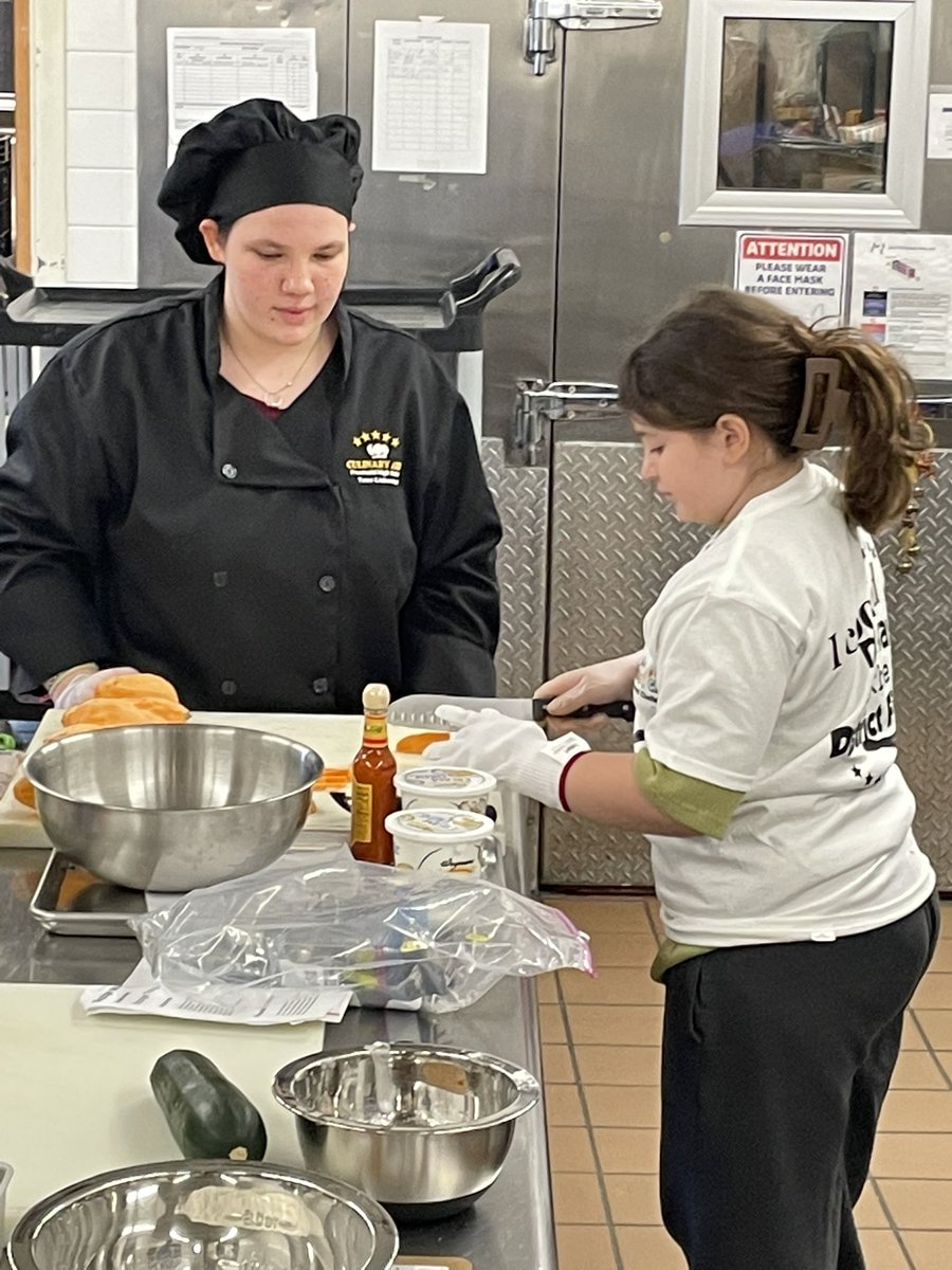 5starcafeFHS's tweet image. Congratulations all of the participants of the Future Chefs Challenge! Thank you @sodexoUSA for asking us to give a helping hand, and we hope to see these young chefs in our culinary program in the future! #frhsd #littlechefs #cte #skillsusa #futurechefs #freeholdfamily