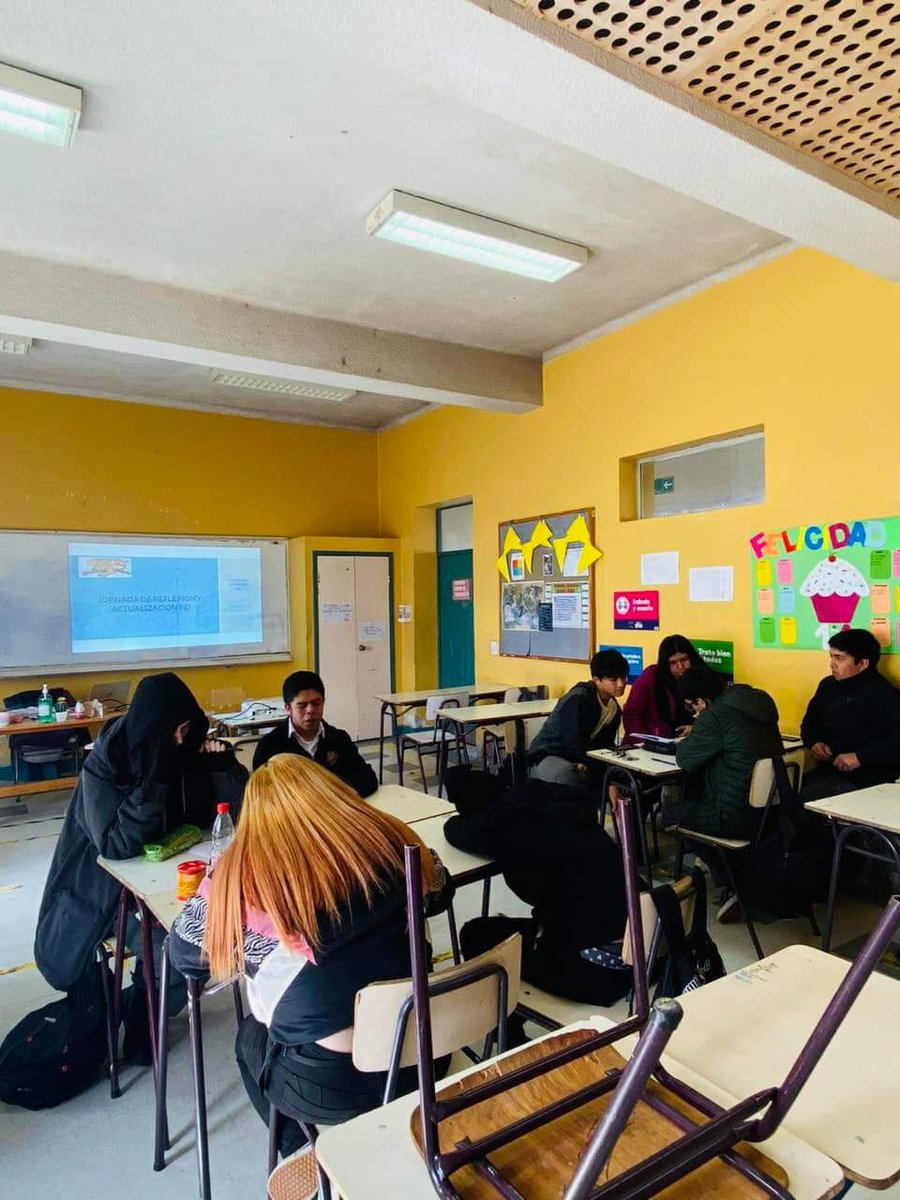 INSAT_VALD's tweet photo. Hoy los insatin@s tuvieron una Jornada de análisis y reflexión del PEI (Proyecto Educativo Institucional), junto a sus profesores, revisaron y analizaron el proyecto, recogiendo las opiniones de tod@s l@s estudiantes. @Carla_Amtmann
@JuanPabloGerter @seremieducrios  @daemvaldivia https://t.co/TEcRYx2BZl