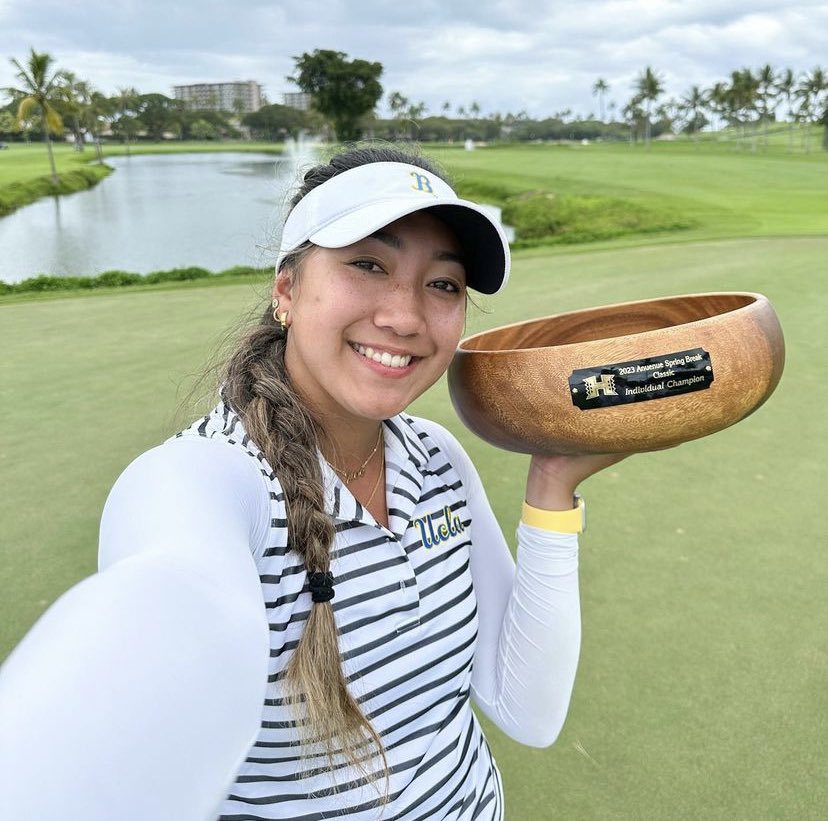 UCLAWomensGolf's tweet photo. 𝐖𝐢𝐧𝐧𝐞𝐫𝐬 𝐒𝐞𝐥𝐟𝐢𝐞 🤳🏼

Zoe Antoinette Campos wins her first college tournament! Leading wire-to-wire, Zoe captured the Anuenue Spring Break Classic at Ka’anapali with scores of 66-67-71 (-12). 

#ChampionsMadeHere #GoBruins https://t.co/HRXpLp8IRE