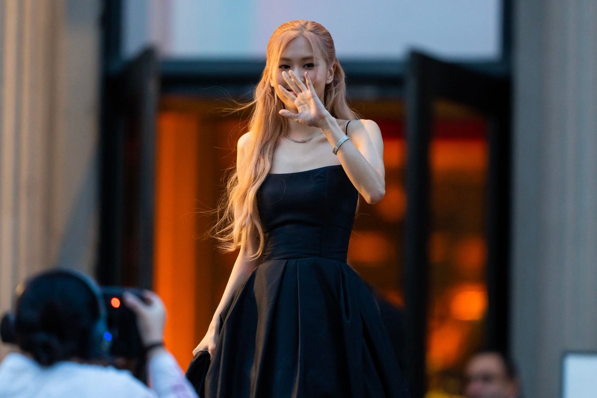 rosespics's tweet photo. 🖤 https://t.co/SPOKq8SO7s