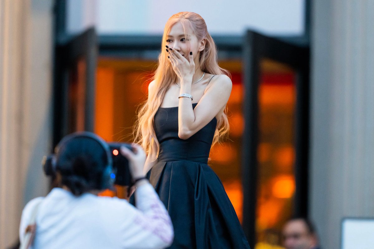 rosespics's tweet photo. 🖤 https://t.co/SPOKq8SO7s