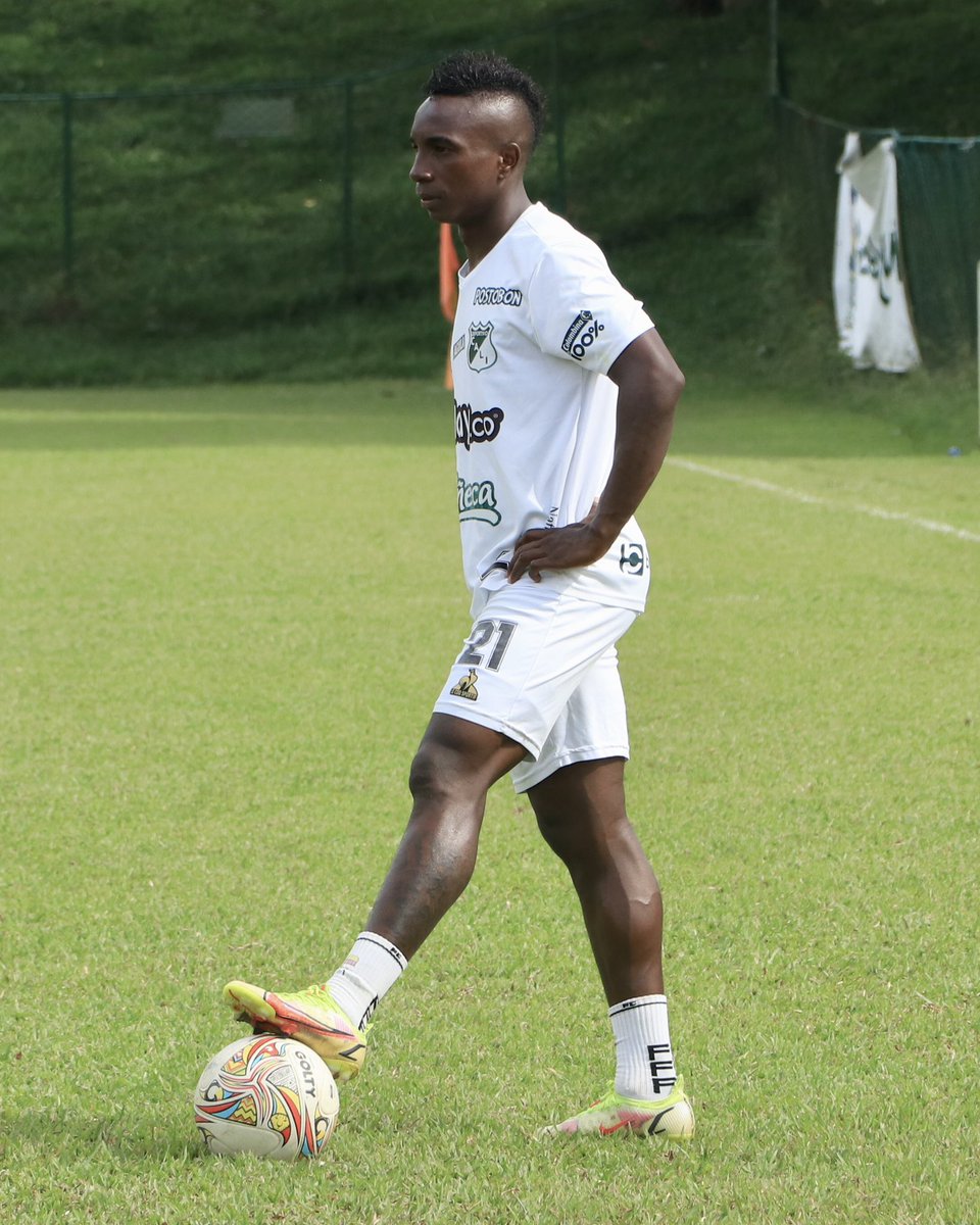 Verde_BlancoRT's tweet photo. Le gustaría ver a Kevin Velasco nuevamente como lateral izquierdo ante Atlético Huila?
Si (RT) - No 💚 https://t.co/wFMLoTYXxt