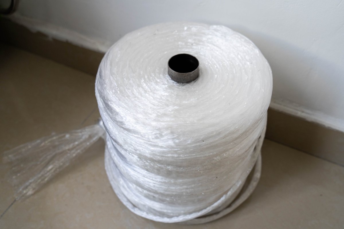 owcable's tweet image. Polypropylene (PP) Filler Rope is a durable and flexible material used to fill gaps and provide structural support for cables. We manufacture both twisted and untwisted PP filler ropes.
Please contact me for more information ☺️ 
#oneworld #polypropylenerope #cablematerial