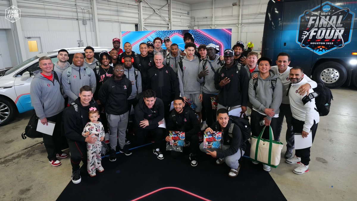 MFinalFour's tweet photo. The Aztecs have arrived! 🙌

#MFinalFour x @Aztec_MBB https://t.co/bIztJRWlyG