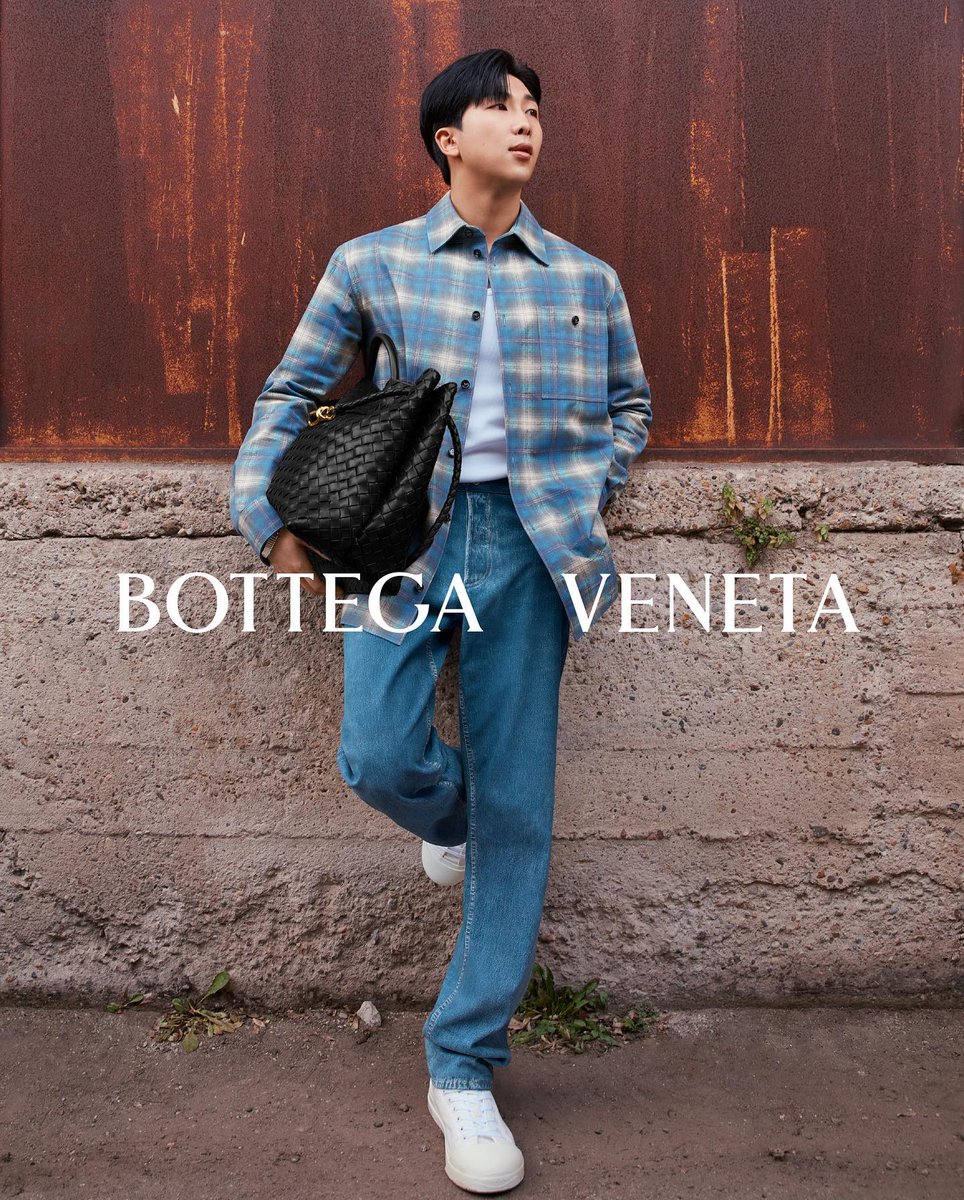 sugadboy's tweet photo. — Matthieu Blazy, el director creativo de BOTTEGA VENETA, compartió una foto de #RM con la descripción: 'Bienvenido a la familia'

RM X BOTTEGA VENETA https://t.co/Elab9hgs8D