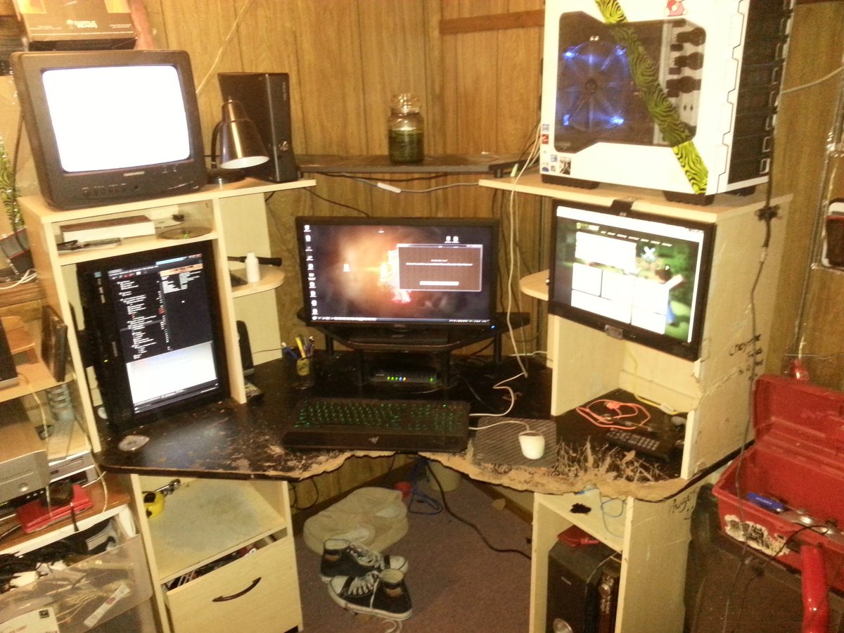 rugenus's tweet photo. @LinusTech Wait, I might win this one… #bestsetup https://t.co/kahgqGwo5J