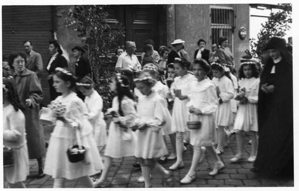 Museum15's tweet photo. Passend zum heutigen Feiertag zeigt das #BildDesMonats einen Fronleichnams-Umzug der Klosterschule Friesgasse von 1954.
Neugierig geworden?🧐 👇
https://t.co/4r2GtUEI4P https://t.co/PDWKxySLaj