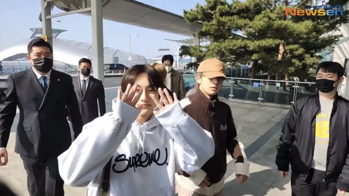 EN7ernally's tweet photo. #ENHYPEN IS HERE!!! 🤍 HAVE A SAFE FLIGHT GOING TO PARIS, MY SEVEN ✈️🫶🏻 https://t.co/uPffcgY3rx