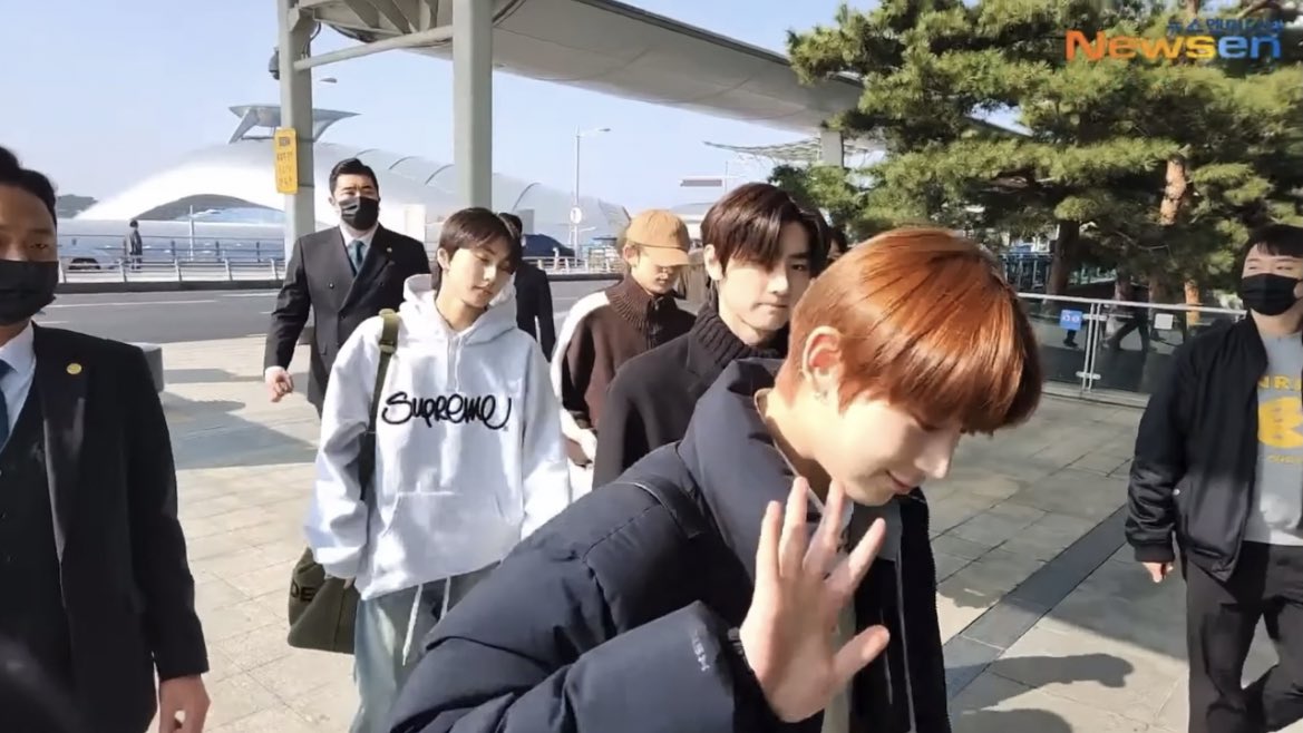 EN7ernally's tweet photo. #ENHYPEN IS HERE!!! 🤍 HAVE A SAFE FLIGHT GOING TO PARIS, MY SEVEN ✈️🫶🏻 https://t.co/uPffcgY3rx