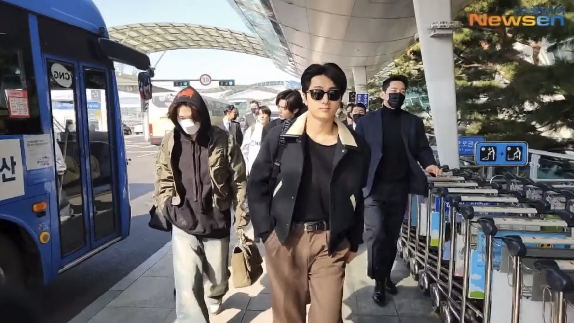 EN7ernally's tweet photo. #ENHYPEN IS HERE!!! 🤍 HAVE A SAFE FLIGHT GOING TO PARIS, MY SEVEN ✈️🫶🏻 https://t.co/uPffcgY3rx