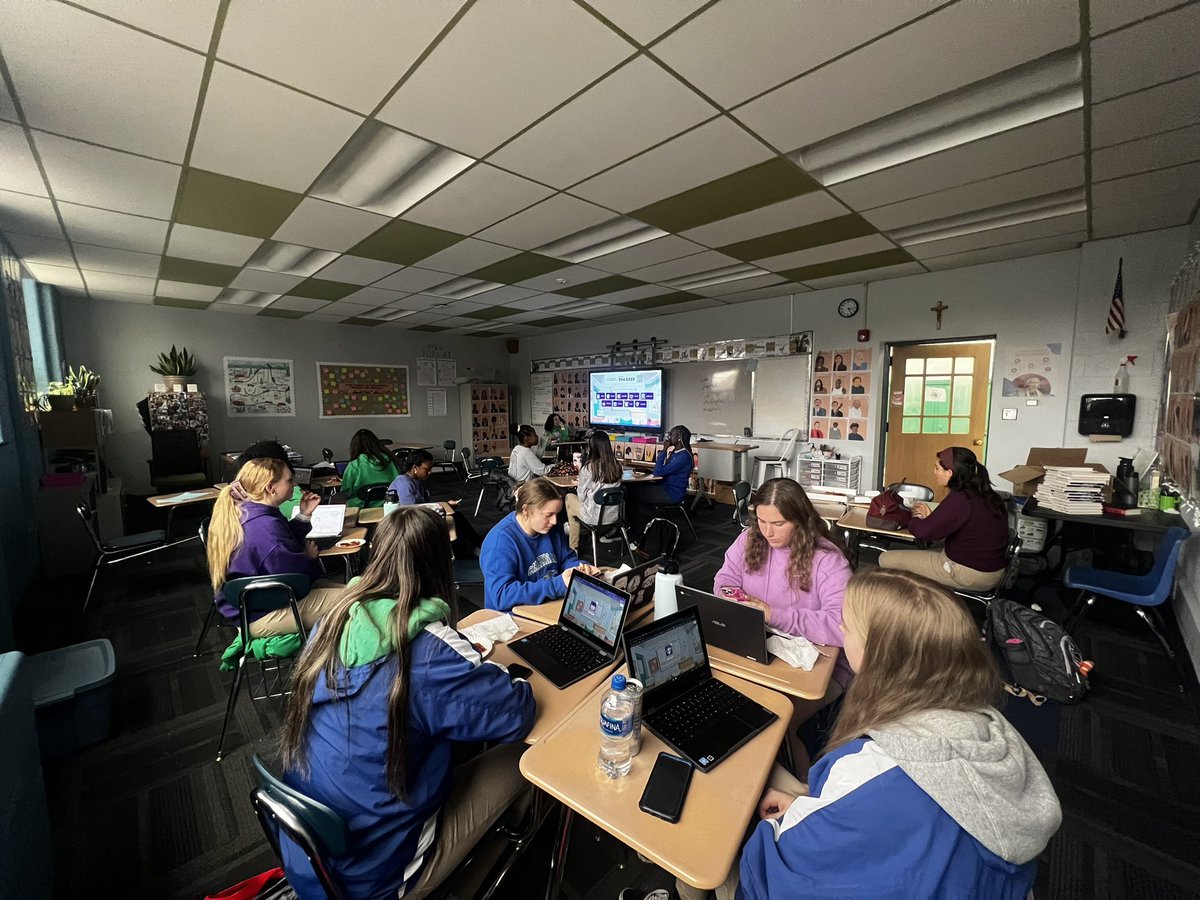 Yesterday, Marianist LIFE hosted a fun afternoon with prayer, a Lenten themed Kahoot, and pizza! How are you preparing for Holy Week? #BePresentCJ