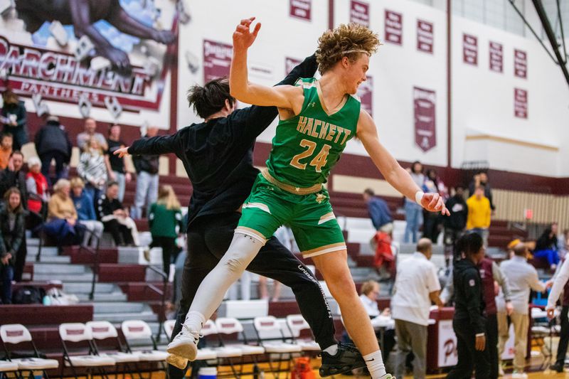 Hackett Catholic 2023 G/F Logan St. Martin has committed to Alma College

basketball.thedzone.com/news/hackett-c…
📸: <a href="/MLive/">MLive</a>