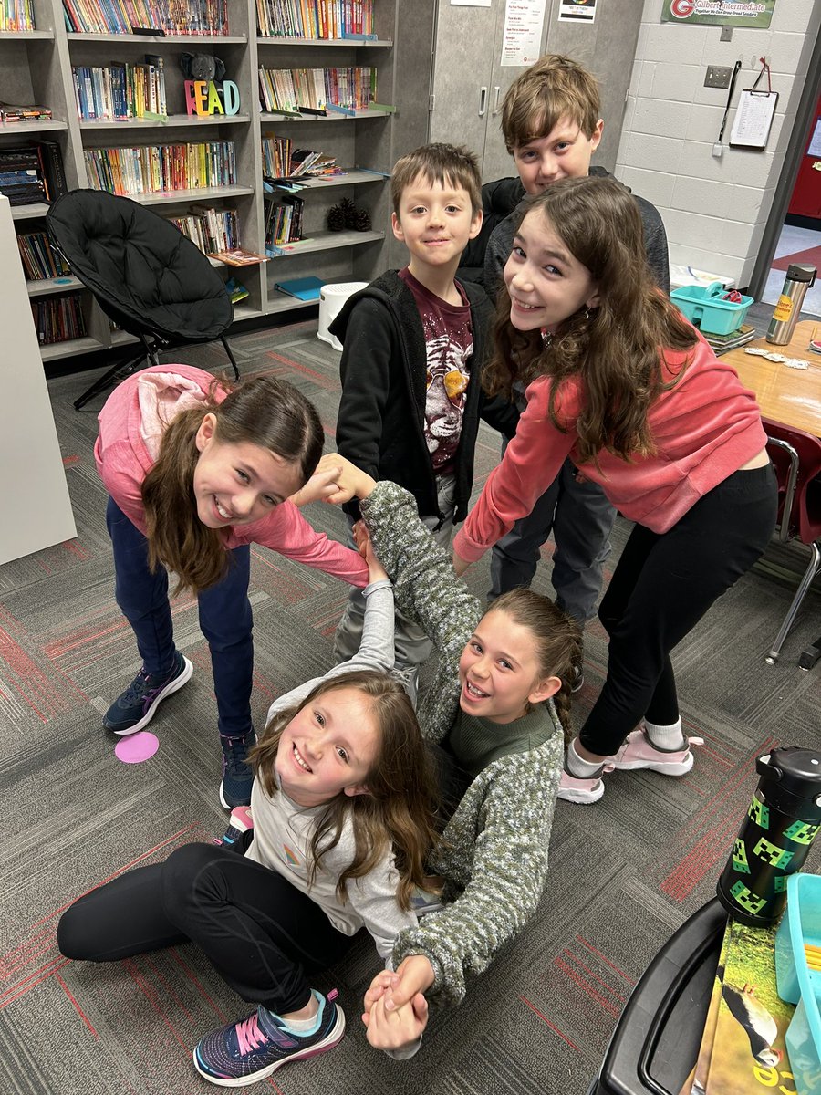 MissBloemsClass's tweet photo. Today we synergized as we completed the human knot! Students had fun while working together to solve the puzzle. #GilbertCSD #LeaderInMe https://t.co/v2JjzmgVNE