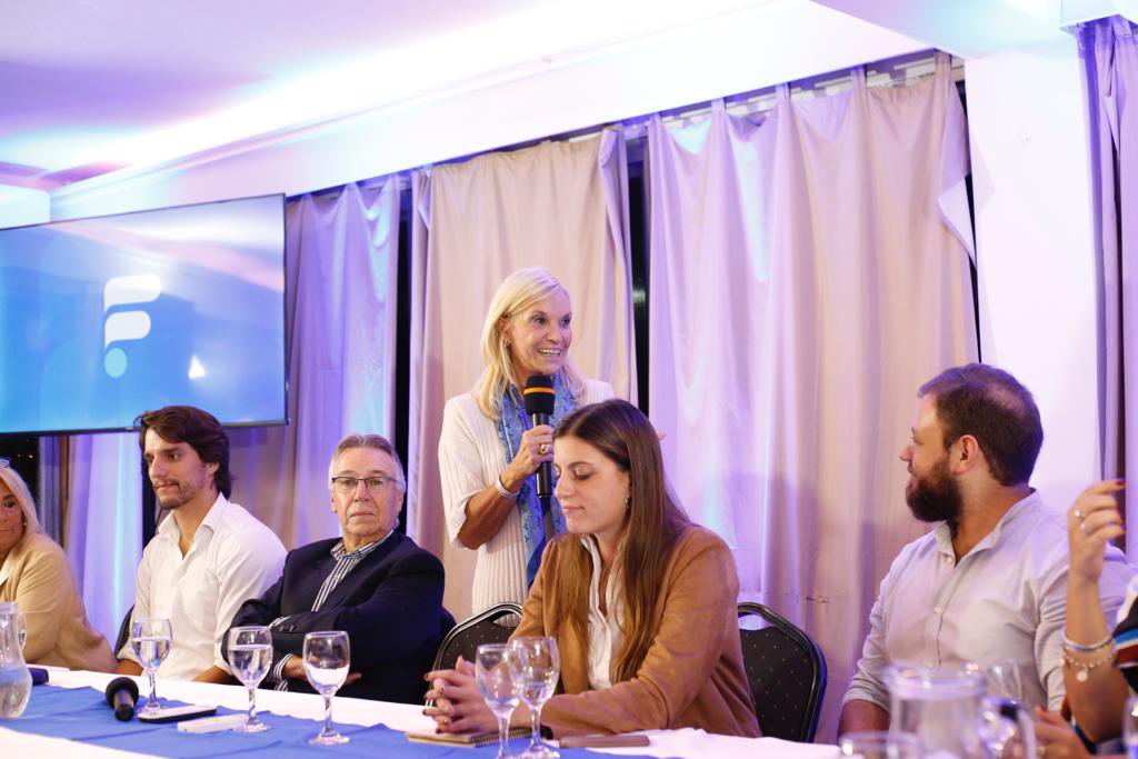 beatrizargimon's tweet photo. Con mucho entusiasmo instalamos la Mesa de @FuturoNacional en Montevideo. Un espacio en el @PNACIONAL que se suma para trasladar la mirada Wilsonista, para seguir trabajando junto a muchos compañeros pensando en la capital de nuestro país y siempre, en clave de futuro. https://t.co/pmThxmmDNH