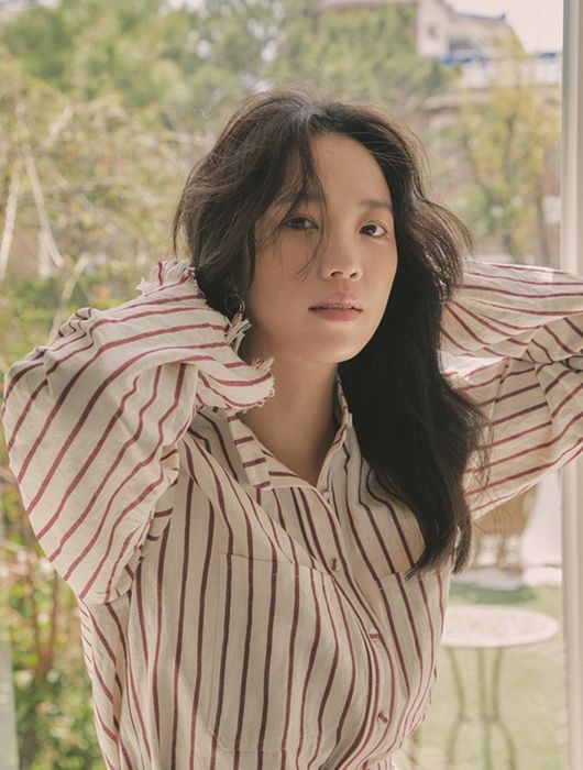 KoreanUpdates's tweet photo. Actress #JeonHyejin has officially signed with Management SOOP and be under the same agency with her husband, #LeeChunhee. She recently starred in JTBC #Agency
https://t.co/kvXHCIO6Ge #KoreanUpdates RZ https://t.co/ZwGriR1FZE
