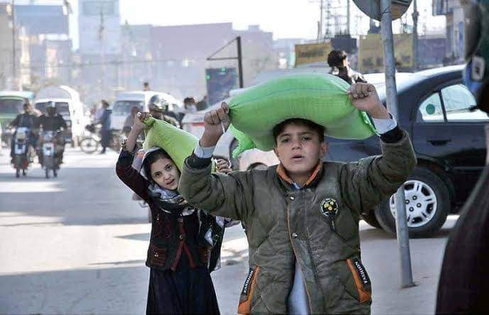 قطرہ اب احتجاج کرے بھی تو کیا ملے 
دریا جو لگ رہے تھے سمندر سے جا ملے 

ہر شخص دوڑتا ہے یہاں بھیڑ کی طرف 
پھر یہ بھی چاہتا ہے اسے راستہ ملے 

اس دور منصفی میں ضروری نہیں وسیم 
جس شخص کی خطا ہو،اسی کو سزا ملے 

وسیم بریلوی