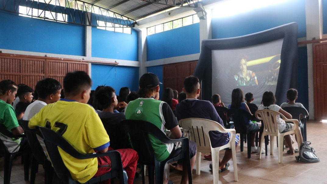 PoliciaVaupes's tweet photo. La Seccional de Inteligencia Policial con el apoyo de #SEPRO Y #PRECI, realiza actividad lúdica y recreativa denominada POLI-CINE con el fin de tener un espacio de esparcimiento con los niños, niñas y adolescentes de la #InstituciónEducativaJoséEustasioRivera #JuntosPorLaNiñez https://t.co/77ZRl4ixZP
