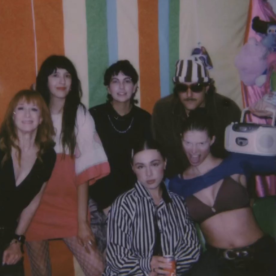 Paramore BR on Twitter "Hayley, Zac e Taylor com amigos e familia no