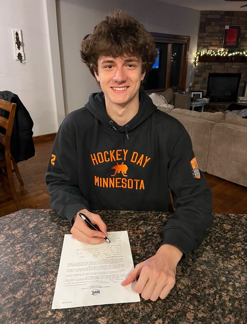 JanesvilleJets1's tweet photo. The Janesville Jets are excited to announced they have tendered Grady Gallatin. The defenseman has played the last four seasons with White Bear Lake HS. 

Welcome to the 'Ville, Grady! #WheelsUp https://t.co/ax4Yz3efCP