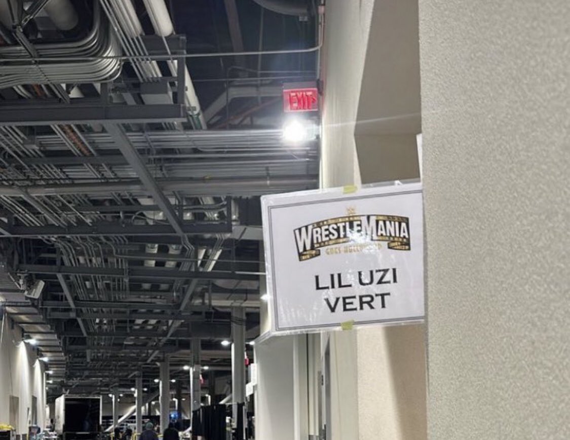 WrestleOps's tweet photo. 👀
#WrestleMania https://t.co/YfHIc1F6Tp