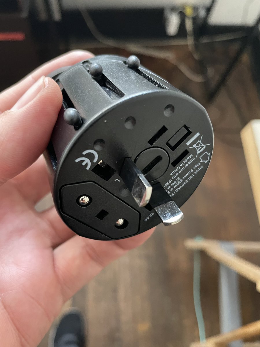 Queremos paz mundial y ni siquiera nos pudimos poner de acuerdo con los enchufes…