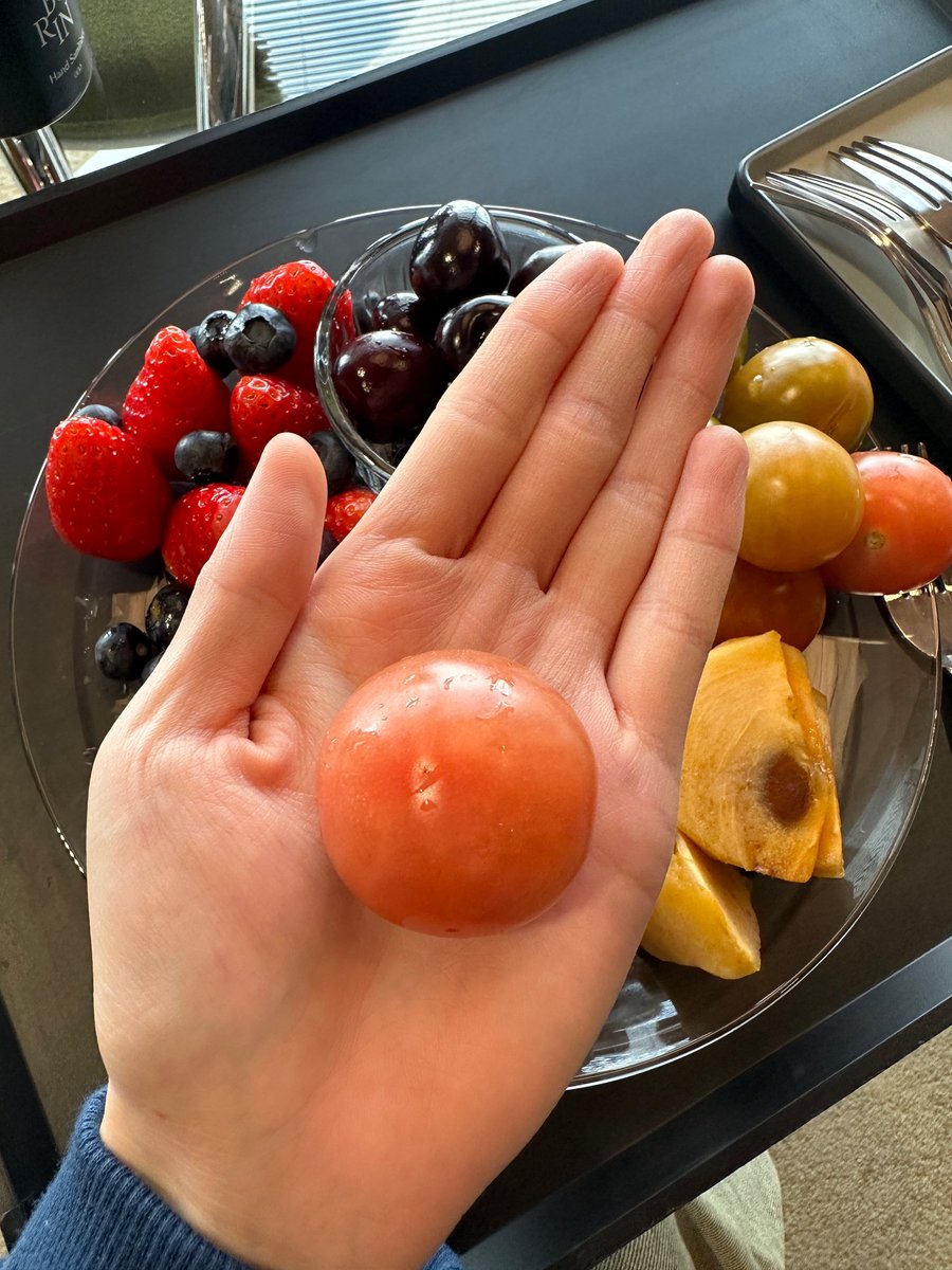 If it's a cherry tomato like this, I think it's more appropriate to call it Sakura eonnie's eyes tomato. 🍅