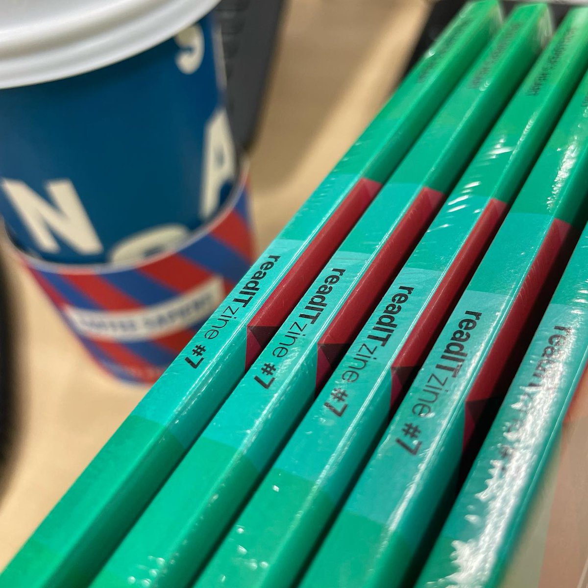 DEVreadIT's tweet image. 개발자와 함께 만들어가는 격월간 매거진 &amp;lt;readITzine&amp;gt; 7호 발행 소식 전해드립니다. 이번 7호에서는 &apos;개발하는 마음&apos;에 대한 11명의 이야기를 담았습니다. 성큼 다가온 봄날에 여러분의 열정도 함께 꽃피우기를 바랍니다. (인터넷교보문고에서 IT분야 2만원 이상 구매 시 사은품으로 선택) #개발자