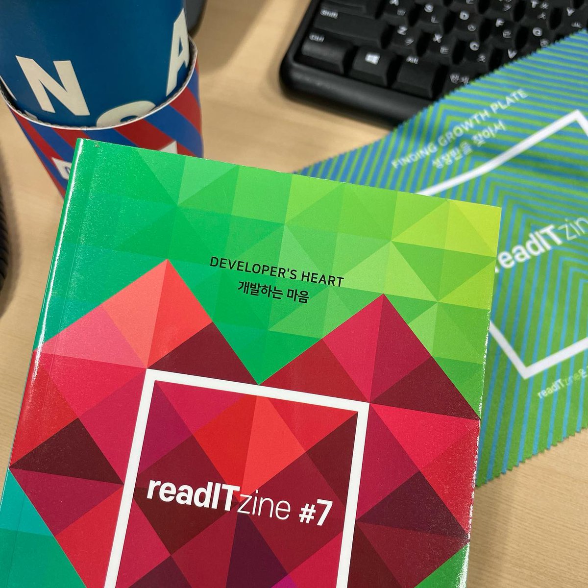 DEVreadIT's tweet image. 개발자와 함께 만들어가는 격월간 매거진 &amp;lt;readITzine&amp;gt; 7호 발행 소식 전해드립니다. 이번 7호에서는 &apos;개발하는 마음&apos;에 대한 11명의 이야기를 담았습니다. 성큼 다가온 봄날에 여러분의 열정도 함께 꽃피우기를 바랍니다. (인터넷교보문고에서 IT분야 2만원 이상 구매 시 사은품으로 선택) #개발자