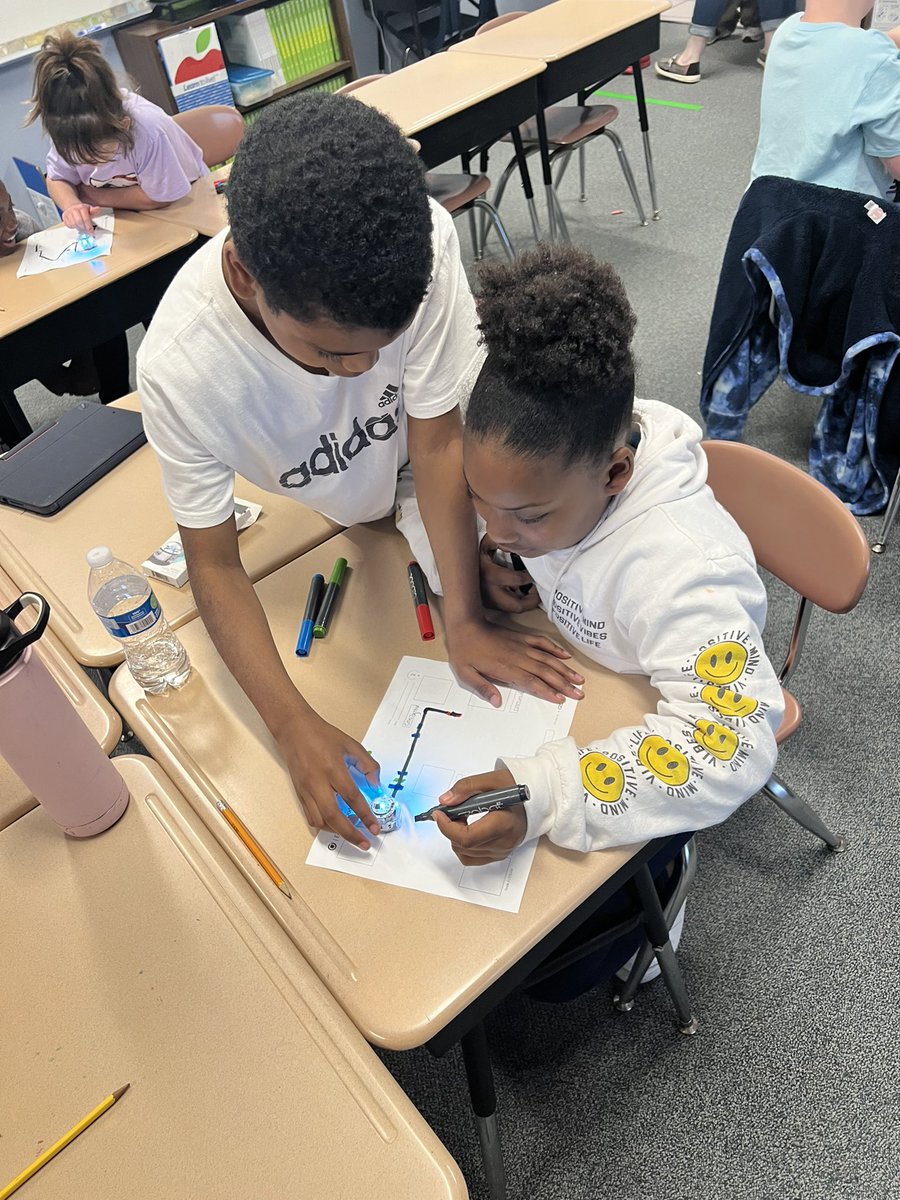 ElainaKloecker's tweet photo. These 2nd grade #DZDolphins sent their @Ozobot through food chains they designed today and it was awesome! The zig-zag code to get the 🐰 away from the 🦊 was my favorite! @gccisd_edtech @GCCISDScience https://t.co/XB2WY6OqMV