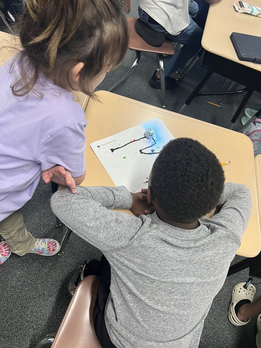 These 2nd grade #DZDolphins sent their <a href="/Ozobot/">Ozobot</a> through food chains they designed today and it was awesome! The zig-zag code to get the 🐰 away from the 🦊 was my favorite! <a href="/gccisd_edtech/">Goose Creek CISD Educational Technology</a> <a href="/GCCISDScience/">GCCISDScience</a>