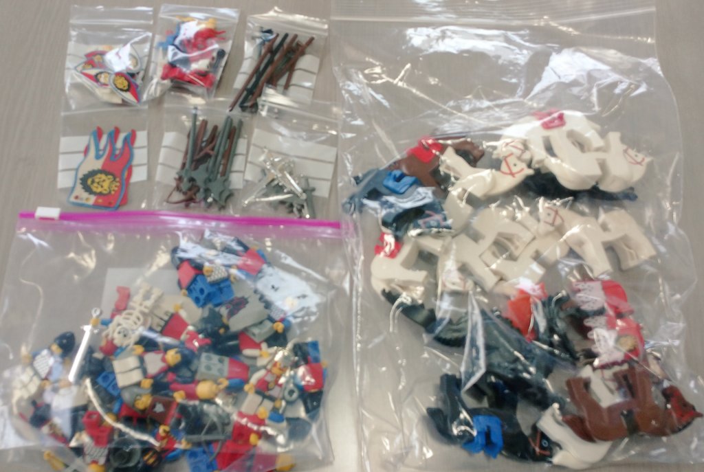 LEGO55RokuChan's tweet photo. #真夜中の再現ビルド
5,6年近くそのままかも(;´д｀)
JBFでお城並べるのに再現しようと仕訳したんだけど
全部組み立てると置場所が無いから諦めたやつ、、、
いつか全部展開したいけど家にはお城フィグも数百人待機してるんだよな(@_@)白目
見なかったｺﾄﾆｽﾙｶ
#レゴ
#LEGO
#城
#classiccastle https://t.co/Nx44RLzinp